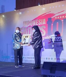 Gustaf Griapon Terima Penghargaan Top Most Promising Leaders Innovation & Performance 2022