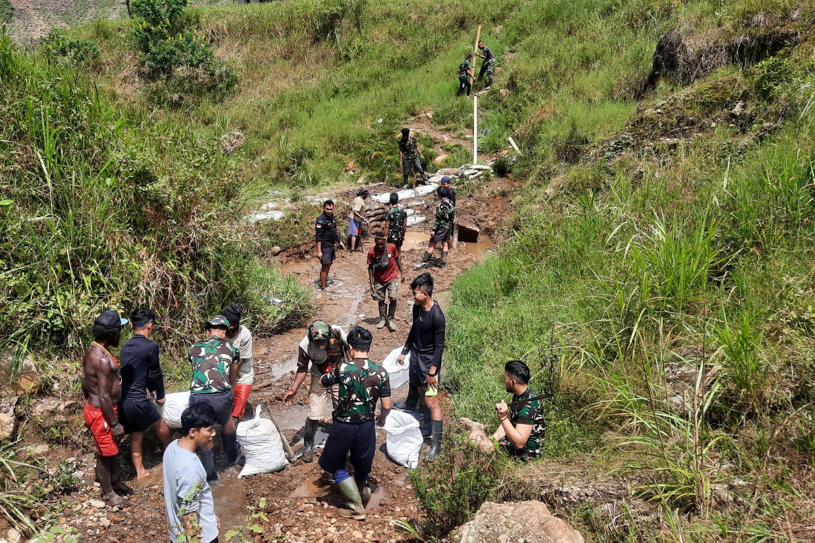 Satgas 114/SM Perbaiki Bendungan Air Bersih Kampung Digilmo 1 WhatsApp Image 2022 02 12 at 19.00.30
