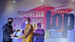 Bupati Mathius Awoitauw Terima Penghargaan Top Local Government Leaders 2022
