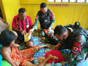 Tanggap!! Satgas Pamtas RI-PNG Yonif 711/RKS Bantu Korban Laka Lalin