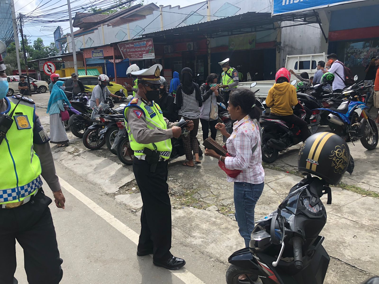 Hunting Tertib Berlalulintas: Satlantas Polresta Jayapura Kota Tilang 32 Pelanggar 12 WhatsApp Image 2022 02 14 at 17.47.57
