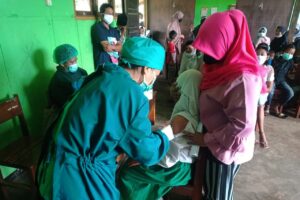 Babinsa Dampingi Vaksinasi di SD MI Al Ma’arif Kampung Sota