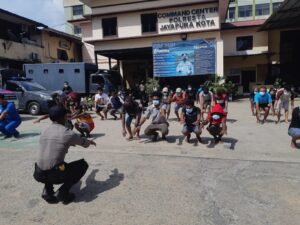 38 Tahanan Polresta Jayapura Kota Berjemur dan Olahraga Pagi