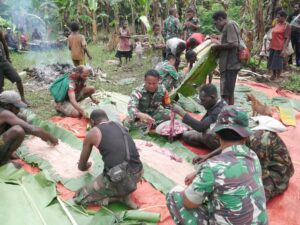 TNI Bersama Warga Bakar Batu Sambut Pembangunan Tower di Kampung Yakyu