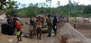 Babinsa Bantu Warga Cor Pondasi Gereja di Kampung Saribi Biak