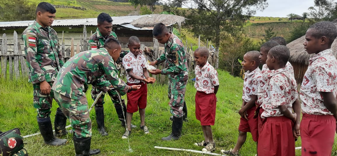 Anak – Anak Pedalaman Papua Belajar Hidup Bersih Bersama Satgas TNI 412/Kostrad 11 WhatsApp Image 2022 02 20 at 16.15.57