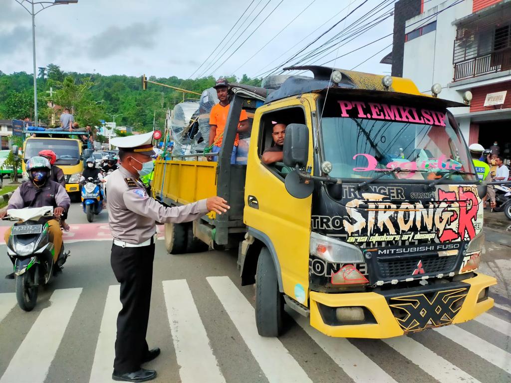 Tidak Gunakan Helm Masih Dominasi Pelanggaran Lalin di Manokwari 13 WhatsApp Image 2022 02 22 at 07.01.42