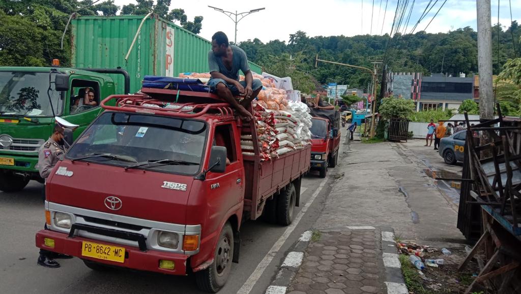 Gelar Razia Secara Selektif, Polantas Manokwari Tegas dan Humanis 12 WhatsApp Image 2022 02 24 at 02.20.26