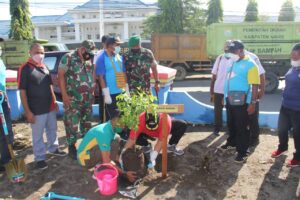 Denzipur 10/OHH Ikut Aksi Grebek Sampah dan Penanaman RTH di Nabire