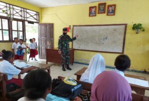 Satgas Yonif 711/RKS Bantu Mengajar di Sekolah Dasar Perbatasan RI-PNG