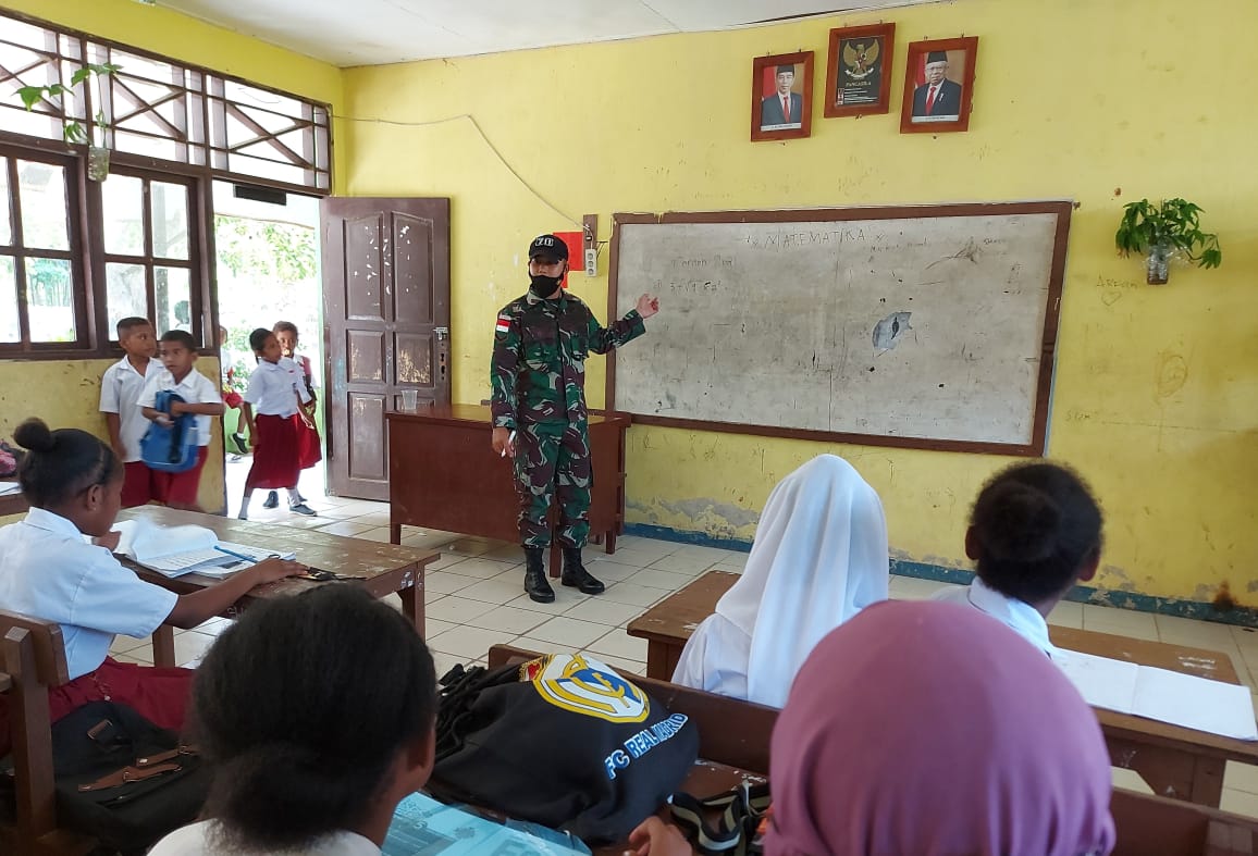 Satgas Yonif 711/RKS Bantu Mengajar di Sekolah Dasar Perbatasan RI-PNG 3 WhatsApp Image 2022 02 24 at 15.58.06