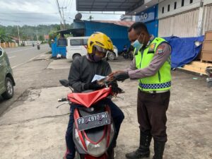 Kegiatan “Kamis Berbagi” Polantas Manokwari Edukasi Pejasa Ojek