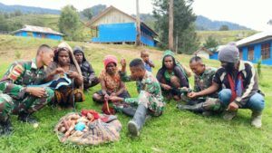 Prajurit Satgas 412/Kostrad Belajar Merajut Noken Bersama Mama-Mama Papua