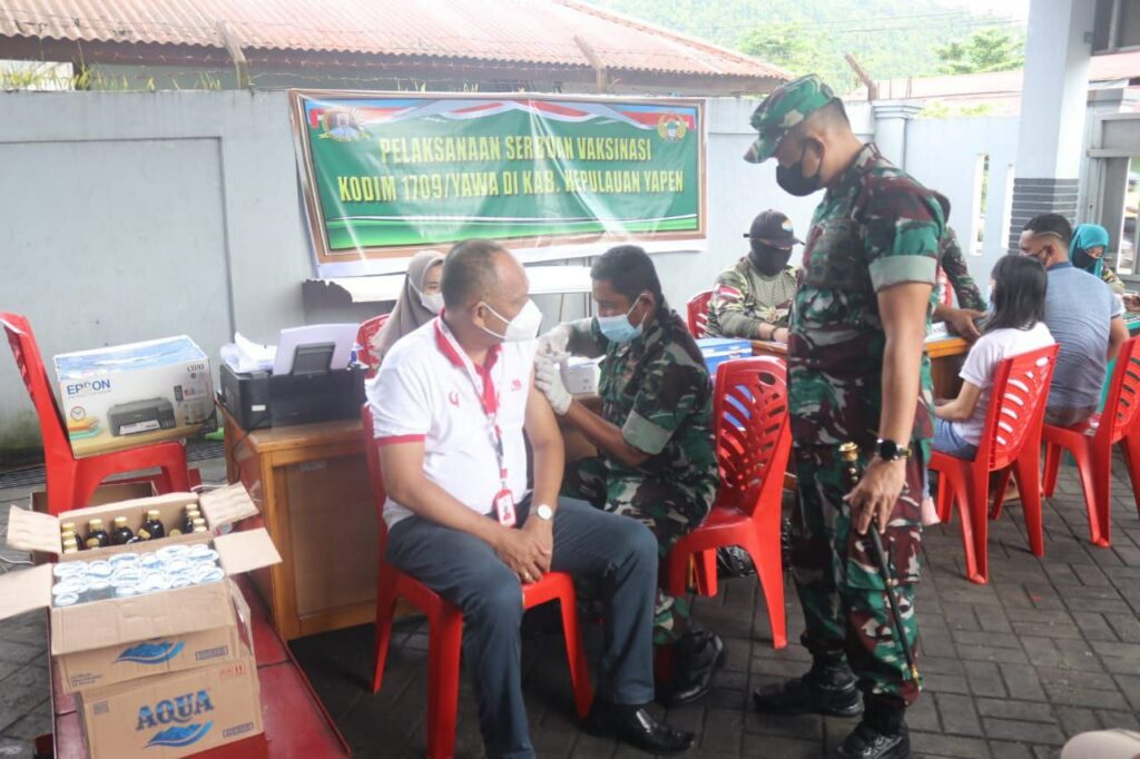 TNI Gelar Serbuan Serentak Vaksinasi di Kabupaten Yapen