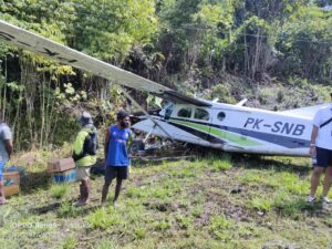 Pesawat Pilatus Tergelincir Tabrak Pemukiman Warga di Bayabiru Paniai