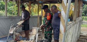 Babinsa Koramil Sarmi Bantu Masyararakat Olah Sagu