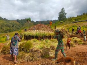 TNI Bangun Honai Bagi Warga di Pedalaman Papua