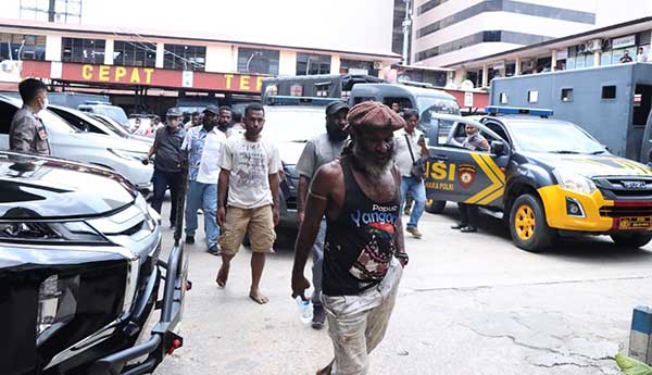 Buchtar Tabuni Cs Aniaya Polisi