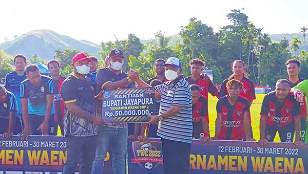 Bupati JPR Bantu 50 juta Panitia Waena Cup II