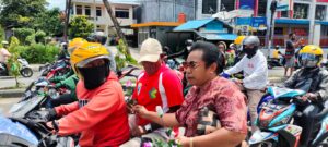 Tolak Rasis, Perempuan Arfak Bagi Bunga Simbol Kasih Sayang