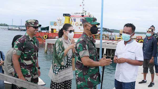 Tinjau Vaksinasi - Penangkaran Mutiara di Malra, Ini Harapan Pangdam Pattimura 2 Pangdam 16 PTM Mutiara Malra