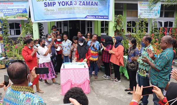 SMP Tiga Zaman Yoka Resmi Papan Nama