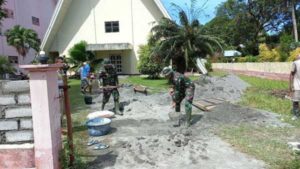 TNI Bantu Warga Bangun Pagar Gereja Zebaot di Desa Waesamu