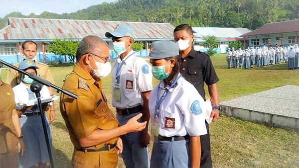 Wabup Gerson Buka Ujian Sekolah Tingkat Atas Bursel