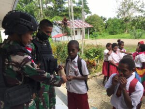 Peduli Gizi Pelajar, Satgas 711/Rks Berikan Susu Gratis di Sekolah Perbatasan RI-PNG