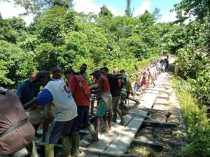 Masyarakat dan TNI Gotong Royong Perbaiki Jembatan di Waropen