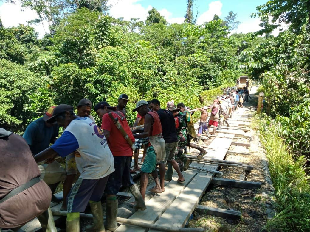 Masyarakat dan TNI Gotong Royong Perbaiki Jembatan di Waropen 1 WhatsApp Image 2022 03 02 at 13.44.42