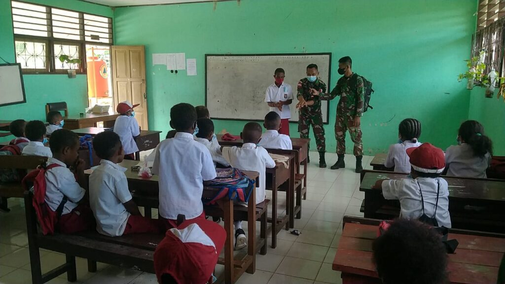 Satgas TNI Bekali Ilmu Kesehatan Bagi Siswa SD di Perbatasan RI-PNG