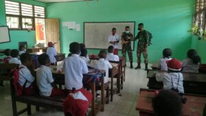 Satgas TNI Bekali Ilmu Kesehatan Bagi Siswa SD di Perbatasan RI-PNG