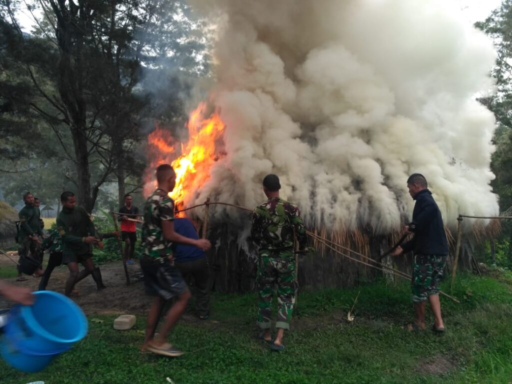 TNI Bantu Padamkan Aksi Si Jago Merah Yang Hanguskan Honai Warga