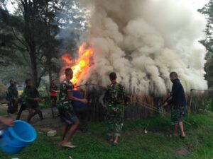 TNI Bantu Padamkan Aksi Si Jago Merah Yang Hanguskan Honai Warga