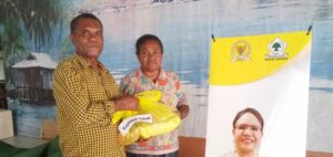 Golkar Kabupaten Jayapura Salurkan 200 Paket Sembako Bagi Masyarakat