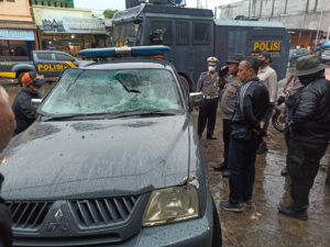 Demo Tolak DOB di Kota Jayapura: 1 Anggota Luka, 1 Unit Mobil Polisi Dirusak Massa
