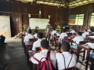 Babinsa Koramil Mamberamo Hilir Kunjungi SMA Negeri 1 Trimuris