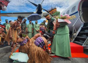 Pangdam XVII/Cenderawasih Kunker ke Biak Disambut Adat Mansorandak