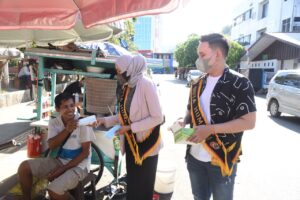Duta Humas Polda Papua Berbagi Masker Gratis Kepada Masyarakat