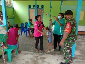 Bersinergi, Babinsa Biak Timur Dampingi Nakes Gelar Posyandu
