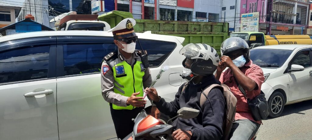 Teguran Hingga Bagi Bunga dan Coklat Mengakhiri Ops Keselamatan Mansinam 2022