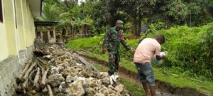 Babinsa Bantu Warga Waropen Gotong Royong Bangun Pondasi dan Rabat Gereja
