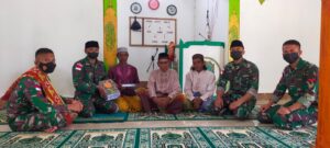 Personil Satgas 711/RKS Beri Bantuan Kitab Suci Al-Quran