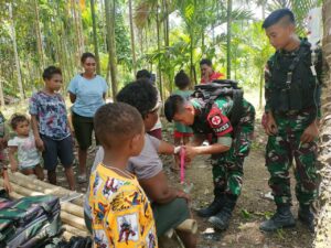 Satgas TNI Layani Pengobatan Langsung ke Rumah Warga di Perbatasan RI-PNG