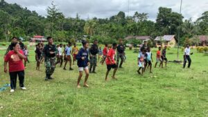 Satgas TNI Senam Pagi Bersama Anak- Anak SD di Perbatasan RI-PNG