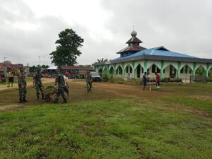 Jelang Bulan Puasa 1443/H, Satgas Yonif 123/Rajawali Bersihkan Masjid Nurul Huda Sota