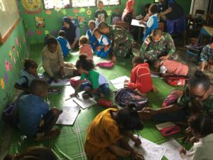 Satgas TNI Bermain dan Belajar Bersama Anak TK di Perbatasan RI-PNG