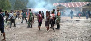 Babinsa Tembagapura Dampingi Warga Gelar Acara Adat Bakar Batu