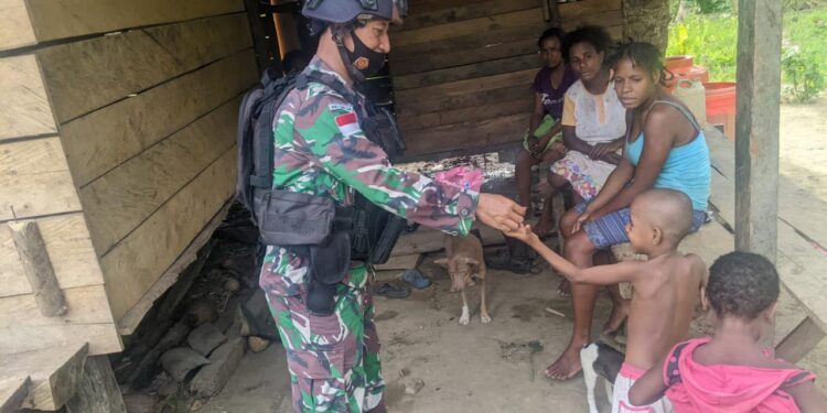Personil Satgas Yonif 711/Rks Berbagi Kasih di Kampung Yetti, Distrik Arso Timur Kabupaten Keerom, Papua, Senin (28/03/2022) / Foto: Pen Satgas 711/Rks